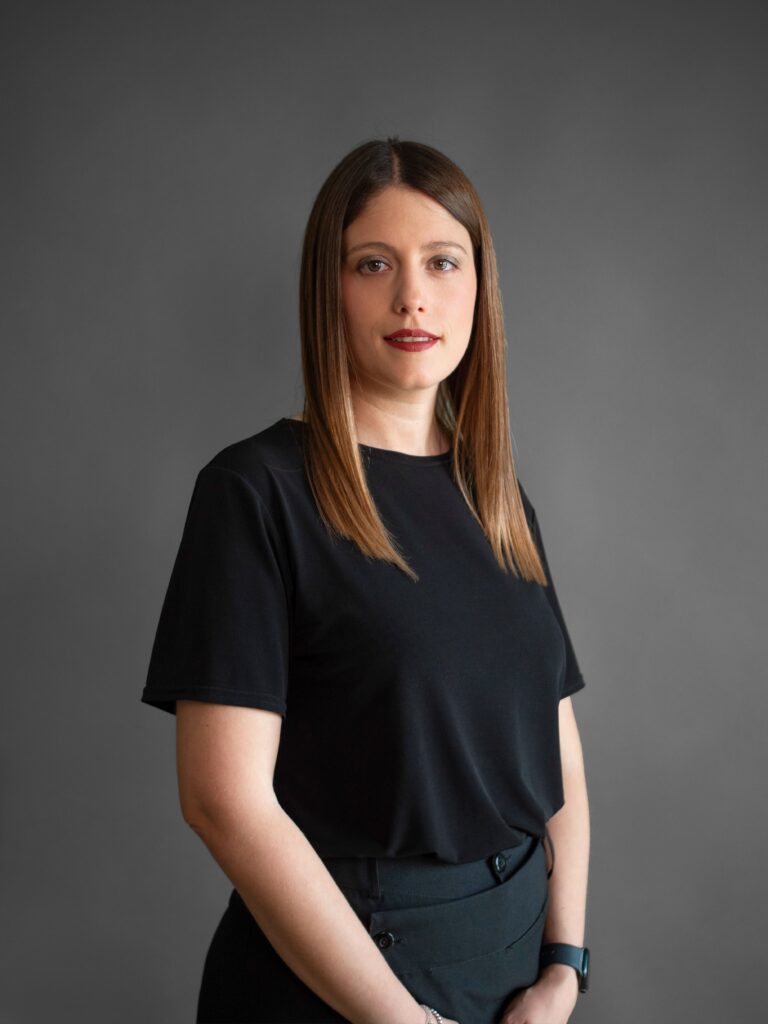 foto di sabrina, ragazza con capelli castani sotto la spalla lisci, occhi castani e rossetto scuro