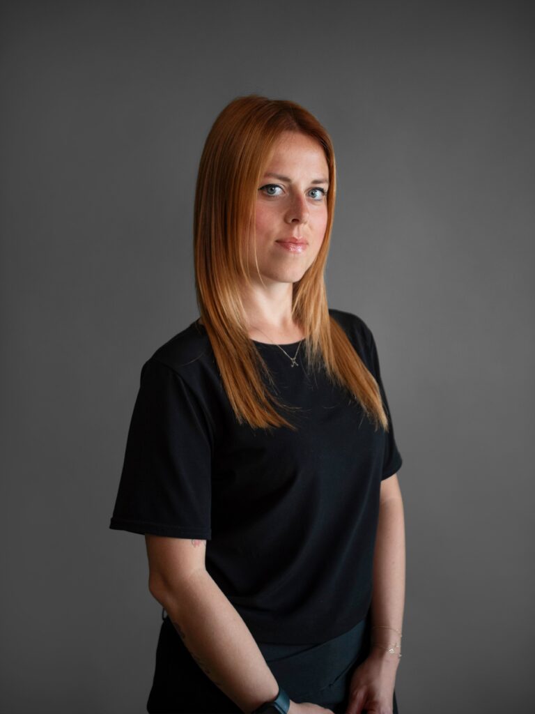 Foto di angelica, ragazza con capelli ramati e occhi azzurri