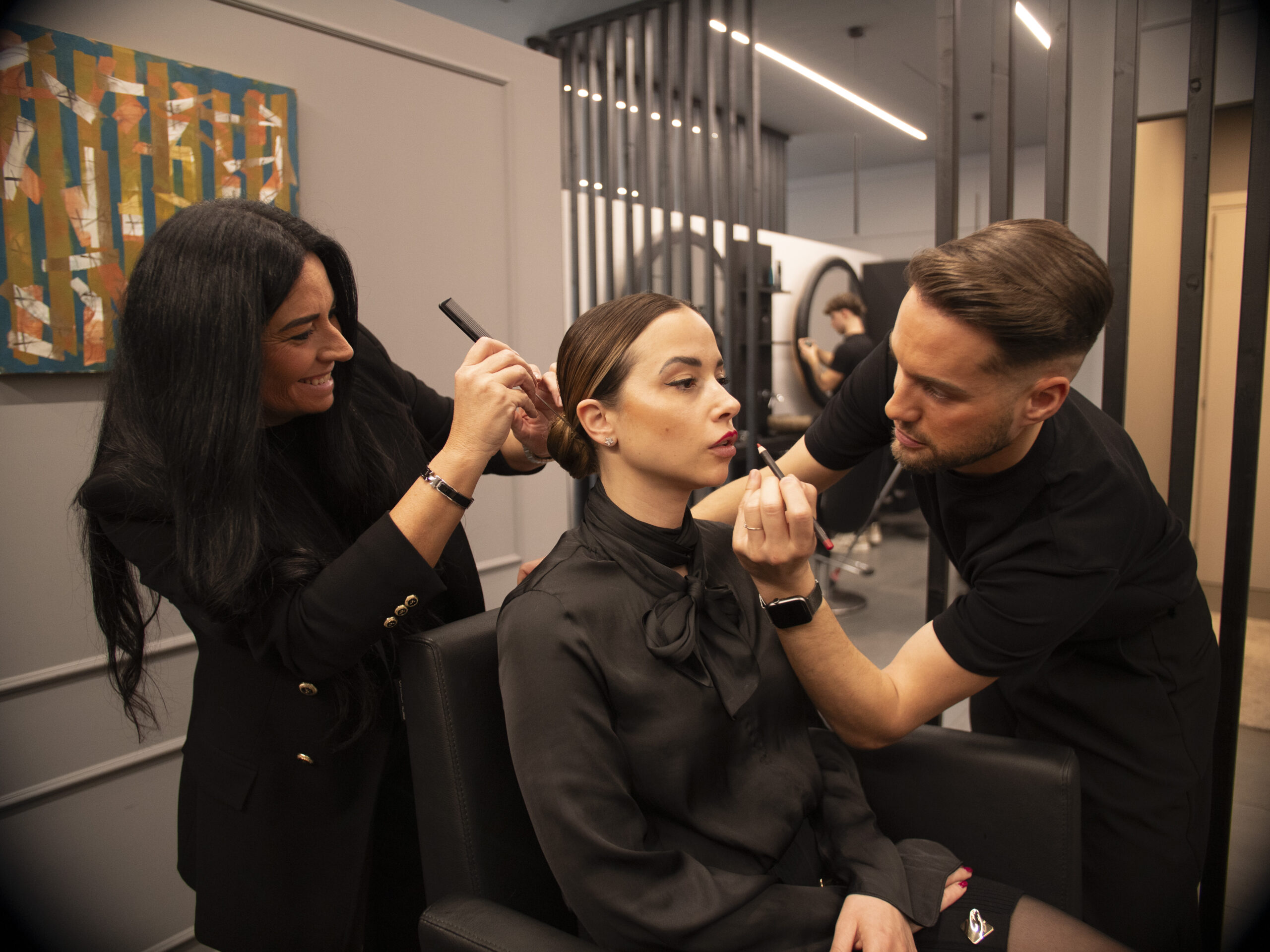 luca e maela che truccano e acconciano una ragazza